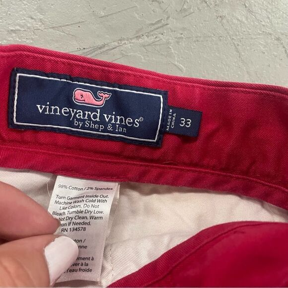 Vineyard Vines Men’s Red Whale Design Shorts Size 33 - Picture 3 of 5